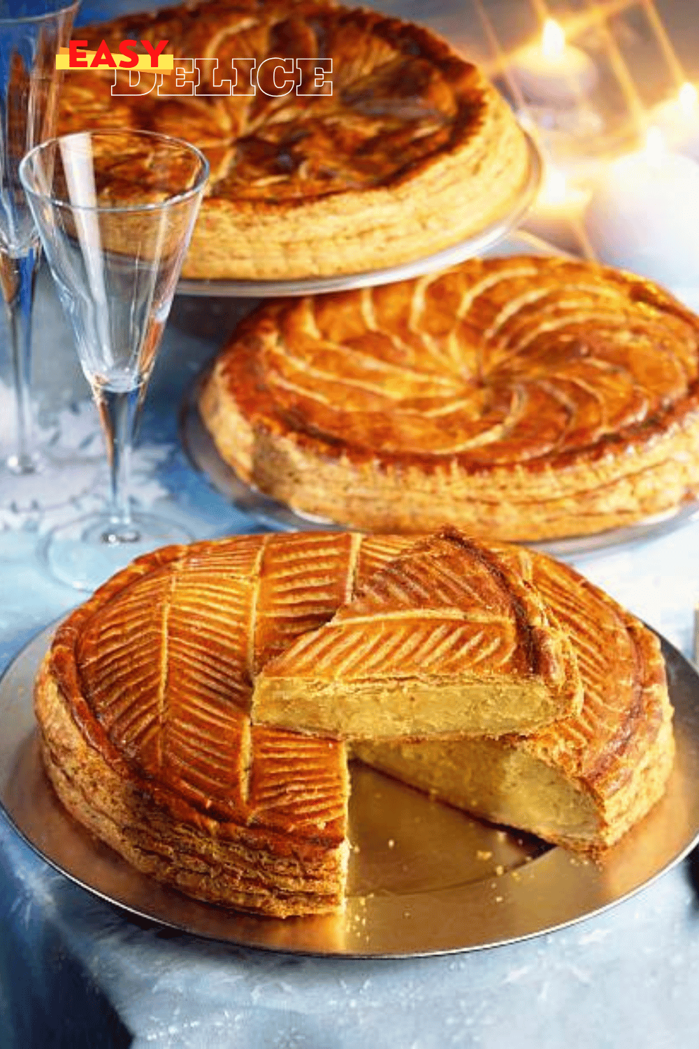 Galette des rois dorée et croustillante avec une part découpée révélant la garniture d’amande