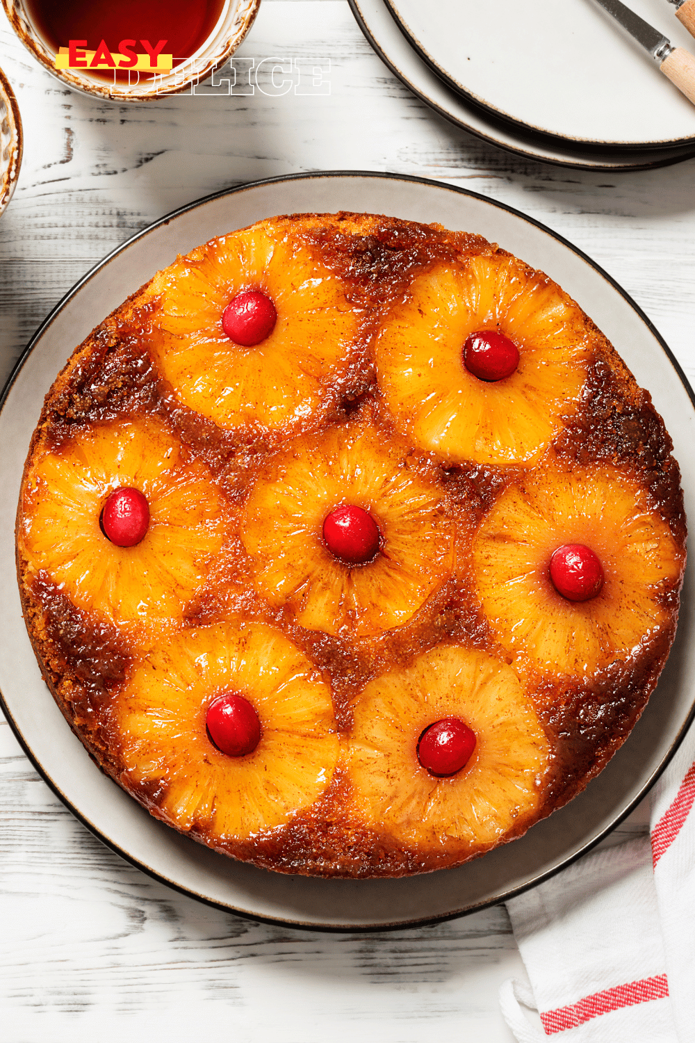 Gâteau renversé à l’ananas doré avec des rondelles caramélisées et une texture moelleuse