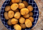 Nuggets de pois chiches croustillants et dorés, servis avec une sauce crémeuse et des légumes frais