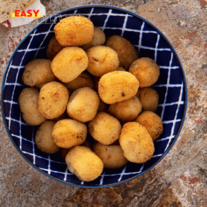 Nuggets de pois chiches croustillants et dorés, servis avec une sauce crémeuse et des légumes frais