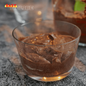 Verrine de mousse au chocolat onctueuse avec des copeaux de chocolat noir et un brin de menthe