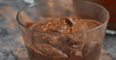 Verrine de mousse au chocolat onctueuse avec des copeaux de chocolat noir et un brin de menthe