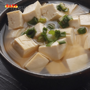 Bol de soupe miso avec tofu, algues wakamé et oignons verts.