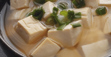 Bol de soupe miso avec tofu, algues wakamé et oignons verts.