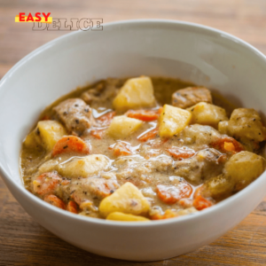 Une blanquette de veau servie avec du riz, garnie de carottes, champignons et sauce onctueuse