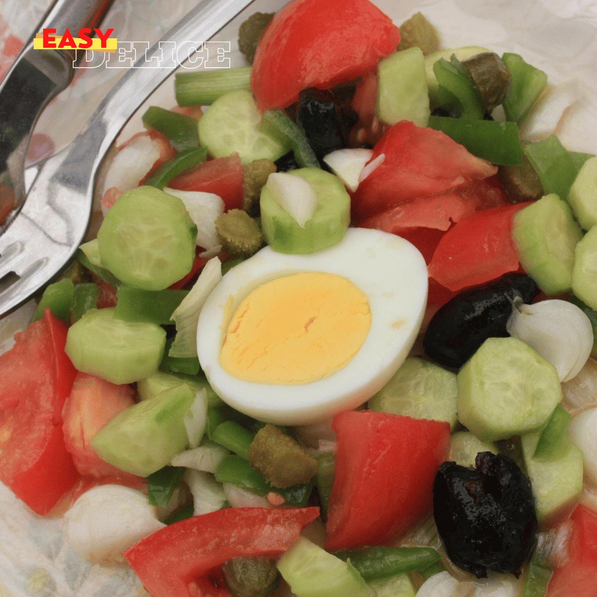 Assiette de collations santé avec des bâtonnets de légumes, du houmous, et un smoothie aux fruits rouges.