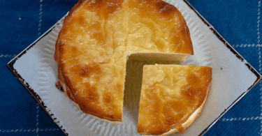 Gâteau au yaourt moelleux avec 3 ingrédients, prêt en 5 minutes