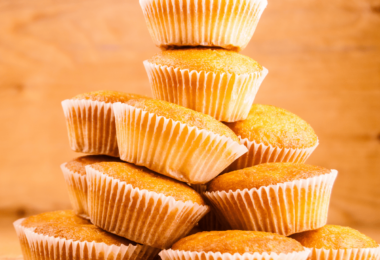 Muffins dorés et moelleux, fraîchement cuits au Airfryer, accompagnés d'ingrédients variés pour personnalisation.