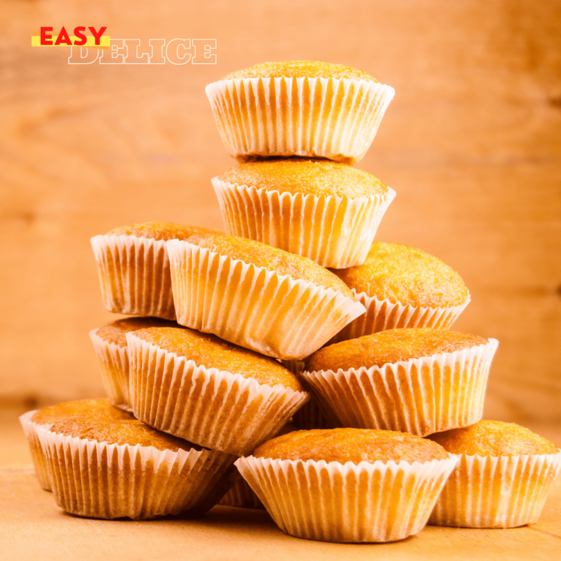 Muffins dorés et moelleux, fraîchement cuits au Airfryer, accompagnés d'ingrédients variés pour personnalisation.