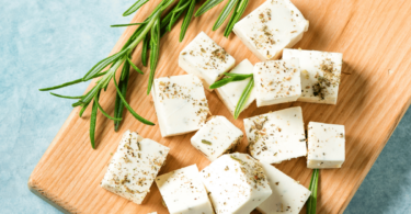 Fromage maison préparé avec du lait, du vinaigre et des herbes de Provence