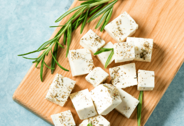 Fromage maison préparé avec du lait, du vinaigre et des herbes de Provence