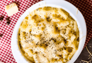 Assiette de gnocchis à la crème façon carbonara, garnie de lardons et de parmesan râpé, accompagnée de persil frais.