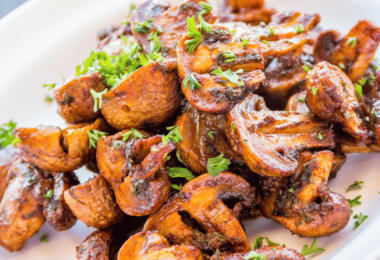 Champignons grillés dorés et savoureux, cuits dans une friteuse à air