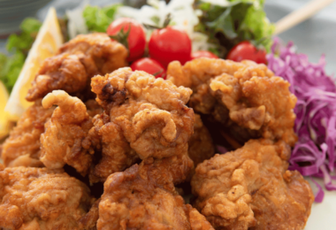 Poulet karaage croustillant doré cuit au Air Fryer, accompagné de quartiers de citron et d'une sauce japonaise.