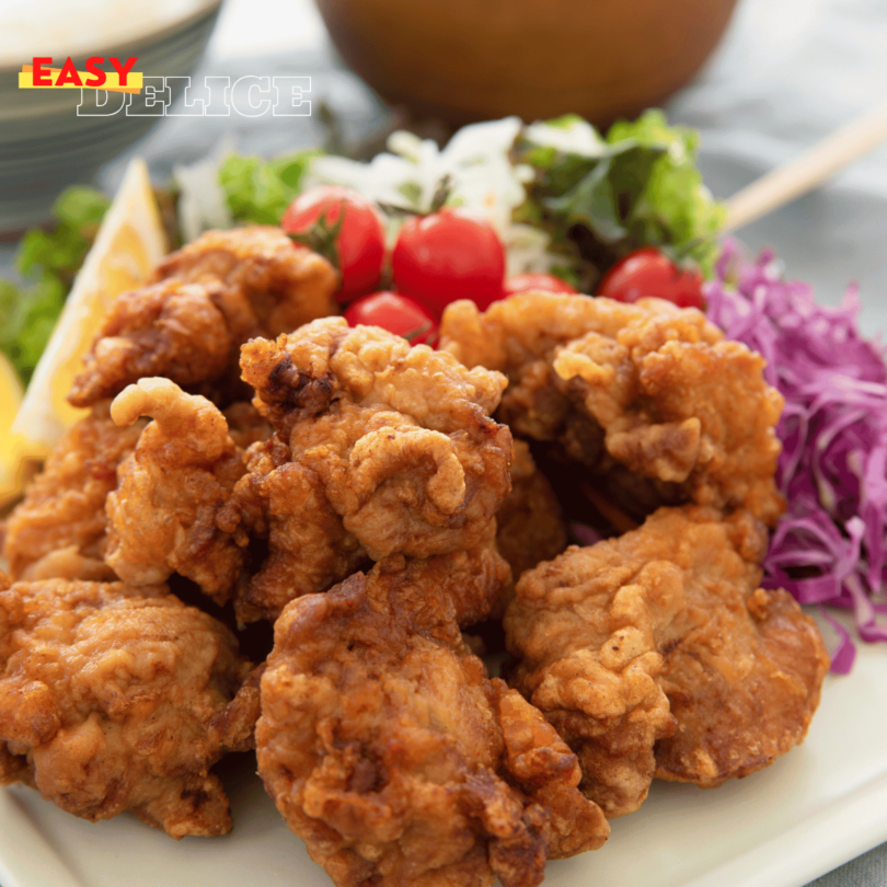 Poulet karaage croustillant doré cuit au Air Fryer, accompagné de quartiers de citron et d'une sauce japonaise.