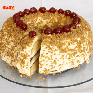 Gâteau Frankfurter Kranz doré, décoré de pralines croquantes et de cerises confites