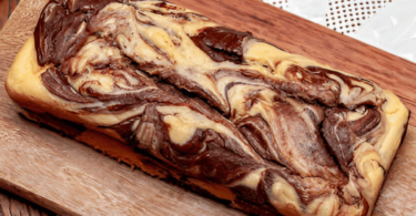 Tranches de cake marbré au chocolat moelleuses, présentées sur une assiette, accompagnées d’un verre de lait.