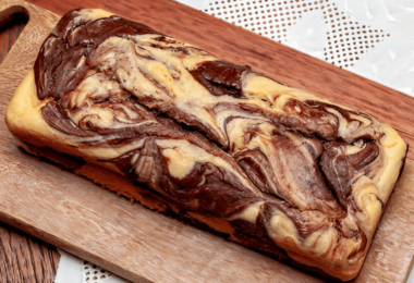 Tranches de cake marbré au chocolat moelleuses, présentées sur une assiette, accompagnées d’un verre de lait.