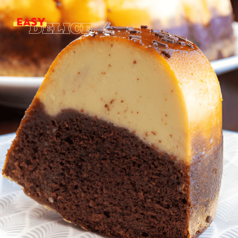 Un chocoflan découpé, montrant ses couches distinctes de gâteau au chocolat et de flan caramelisé, servi sur une assiette.