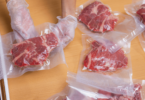 Viande emballée sous vide dans un réfrigérateur, prête pour une conservation optimale.