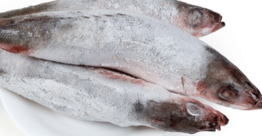 Filets de poisson congelés dans un bol d'eau froide, prêts à être décongelés rapidement.