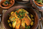 Tajine de légumes d'hiver coloré et épicé, prêt à déguster.