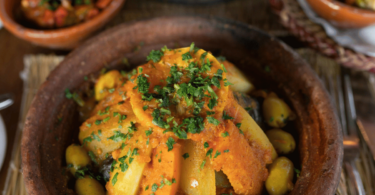 Tajine de légumes d'hiver coloré et épicé, prêt à déguster.