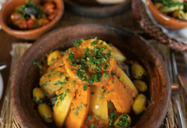 Tajine de légumes d'hiver coloré et épicé, prêt à déguster.