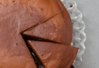 Un gâteau au chocolat fondant, encore chaud, avec un cœur coulant et une touche de sucre glace sur le dessus.