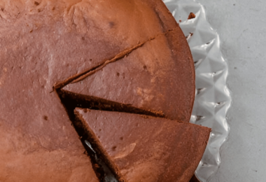 Un gâteau au chocolat fondant, encore chaud, avec un cœur coulant et une touche de sucre glace sur le dessus.