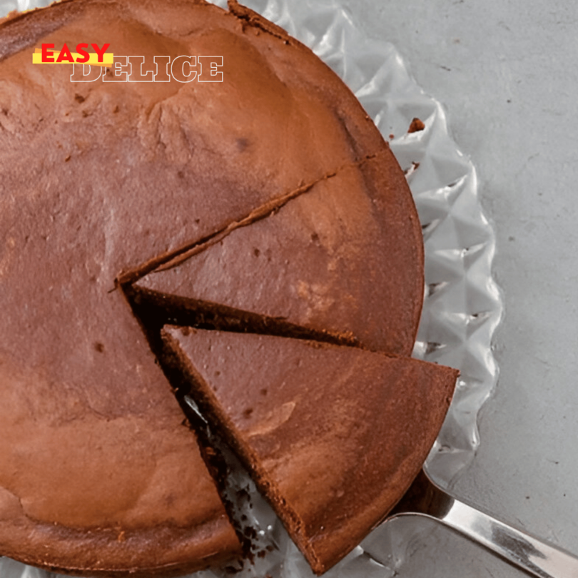 Un gâteau au chocolat fondant, encore chaud, avec un cœur coulant et une touche de sucre glace sur le dessus.