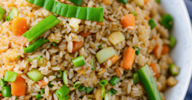 Bol de riz aux légumes coloré et appétissant.