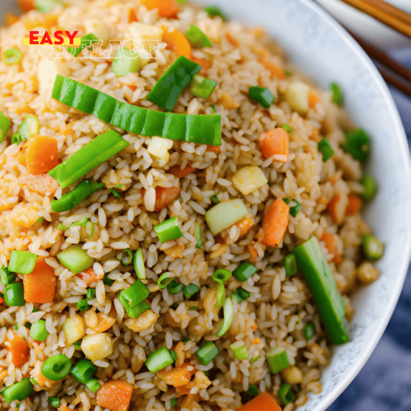 Bol de riz aux légumes coloré et appétissant.