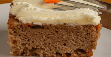 Gâteau aux carottes moelleux avec glaçage crémeux.