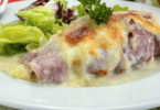 Un plat d’endives au jambon gratinées avec une belle croûte dorée.