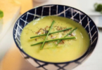 Bol de velouté de courgettes crémeux avec des herbes fraîches