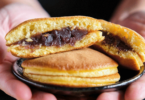 Dorayaki moelleux garnis de pâte de haricot rouge, disposés sur une assiette japonaise traditionnelle