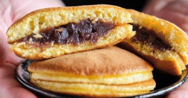 Dorayaki moelleux garnis de pâte de haricot rouge, disposés sur une assiette japonaise traditionnelle