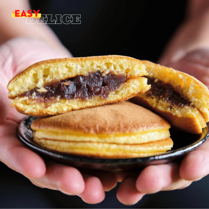 Dorayaki moelleux garnis de pâte de haricot rouge, disposés sur une assiette japonaise traditionnelle