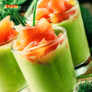 Verrine de mousse d’avocats élégante, garnie de tomates et herbes fraîches