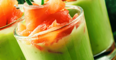 Verrine de mousse d’avocats élégante, garnie de tomates et herbes fraîches