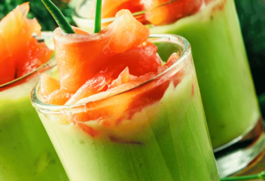 Verrine de mousse d’avocats élégante, garnie de tomates et herbes fraîches