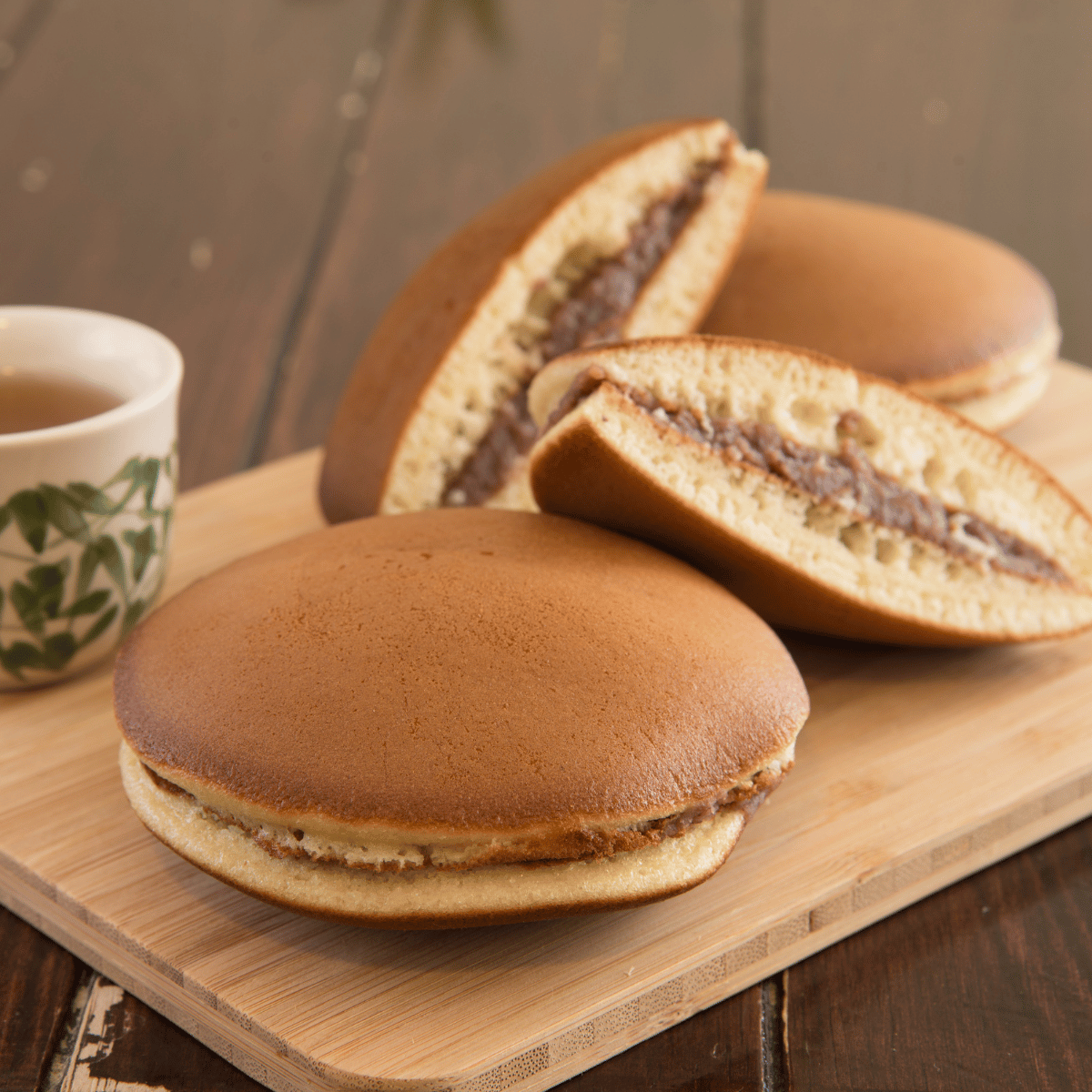 Dorayaki moelleux garnis de pâte de haricot rouge, disposés sur une assiette japonaise traditionnelle