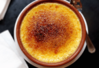 Crème brûlée maison avec une croûte dorée et caramélisée parfaitement réalisée