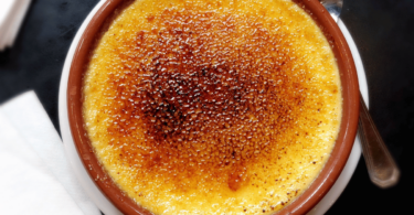 Crème brûlée maison avec une croûte dorée et caramélisée parfaitement réalisée