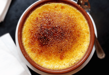 Crème brûlée maison avec une croûte dorée et caramélisée parfaitement réalisée