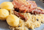 Choucroute garnie traditionnelle avec saucisses, lard et pommes de terre