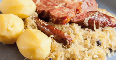 Choucroute garnie traditionnelle avec saucisses, lard et pommes de terre