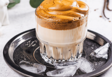 Café dalgona au chocolat chaud avec une mousse fouettée, présenté dans une tasse élégante