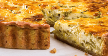 Une quiche au thon et courgette dorée et appétissante, sortie tout juste du four